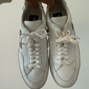 Vejas size 5 worn twice